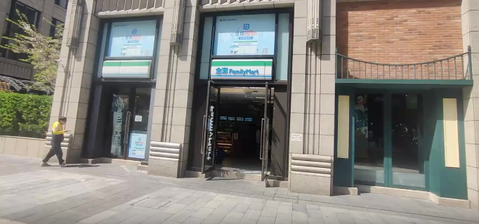 长泰广场写字楼下,全家便利店承租,年租28万,近2号线地铁